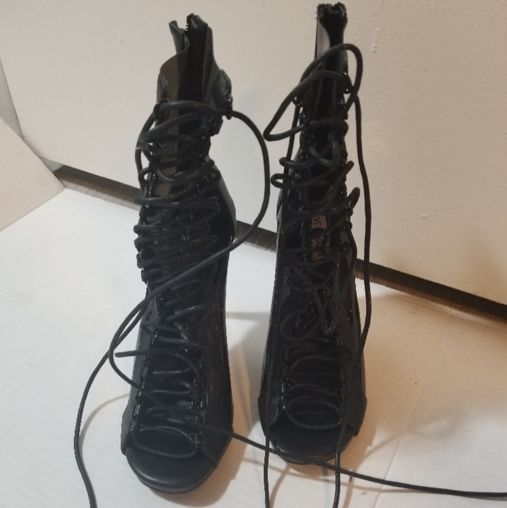 Steve Madden Fuergo Stylish Black Lace-Up plastic Booties
